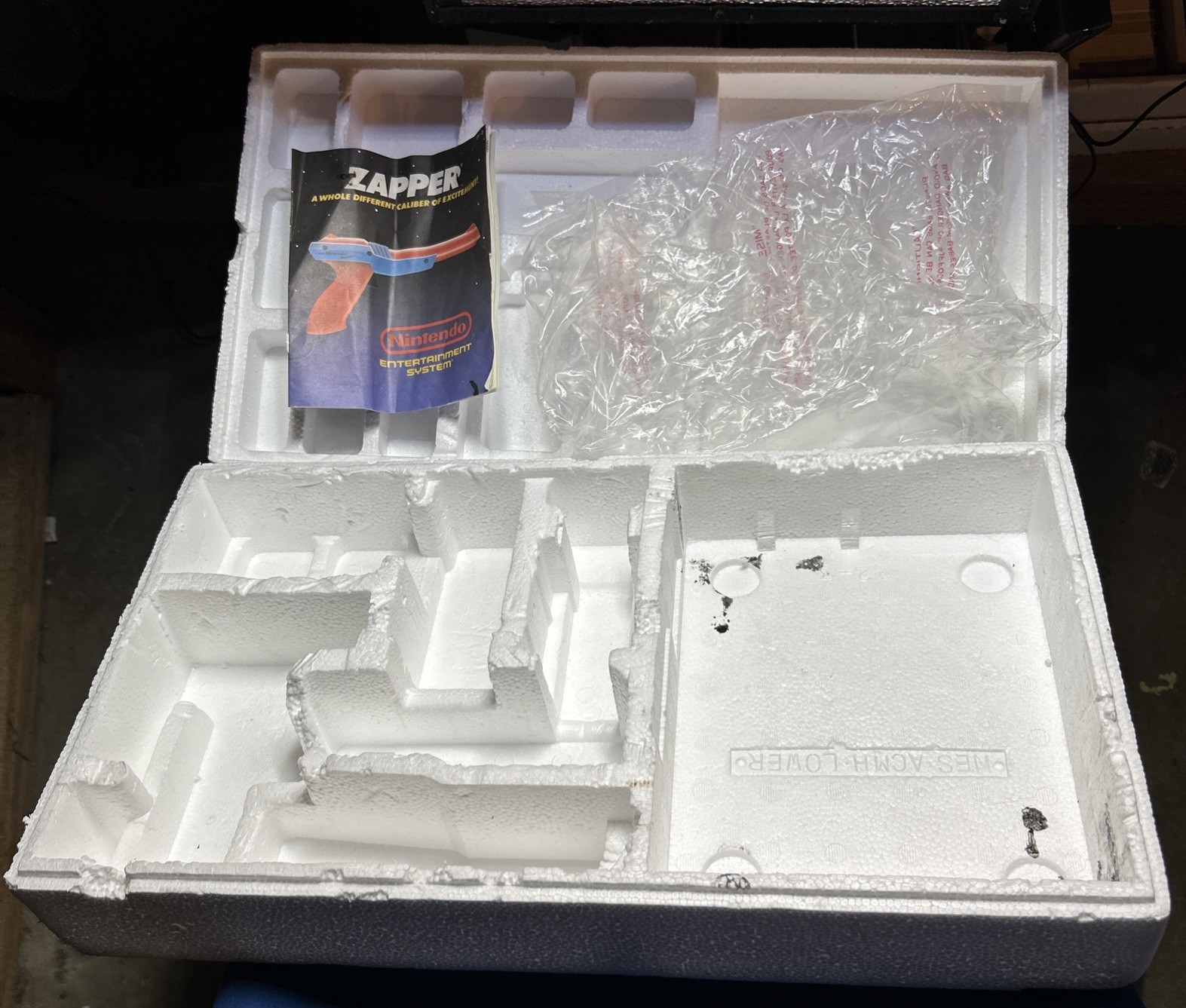 Nintendo Entertainment System NES Action Set CIB Box With Zapper And Game