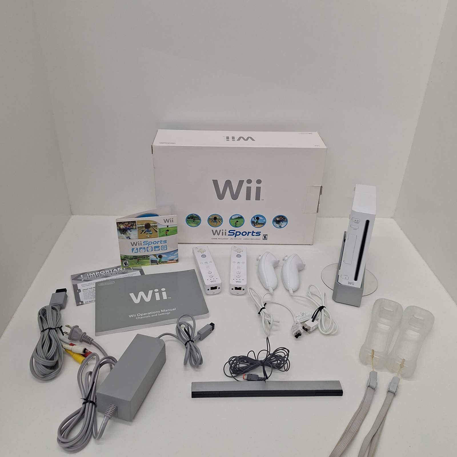 Nintendo Wii Console Complete In Box with Wii Sports Bundle – White [Tested]