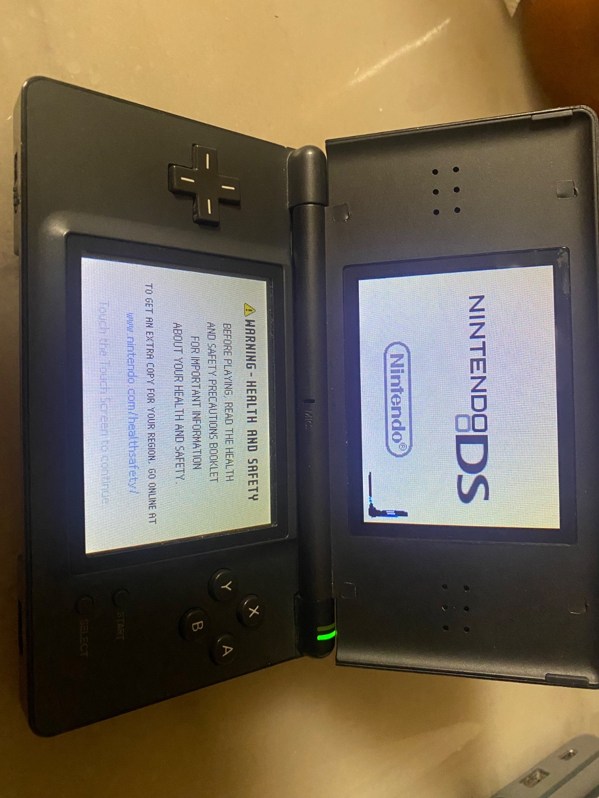 NEARLY PERFECT Nintendo DS Lite Handheld System WORKS AMAZINGLY!!