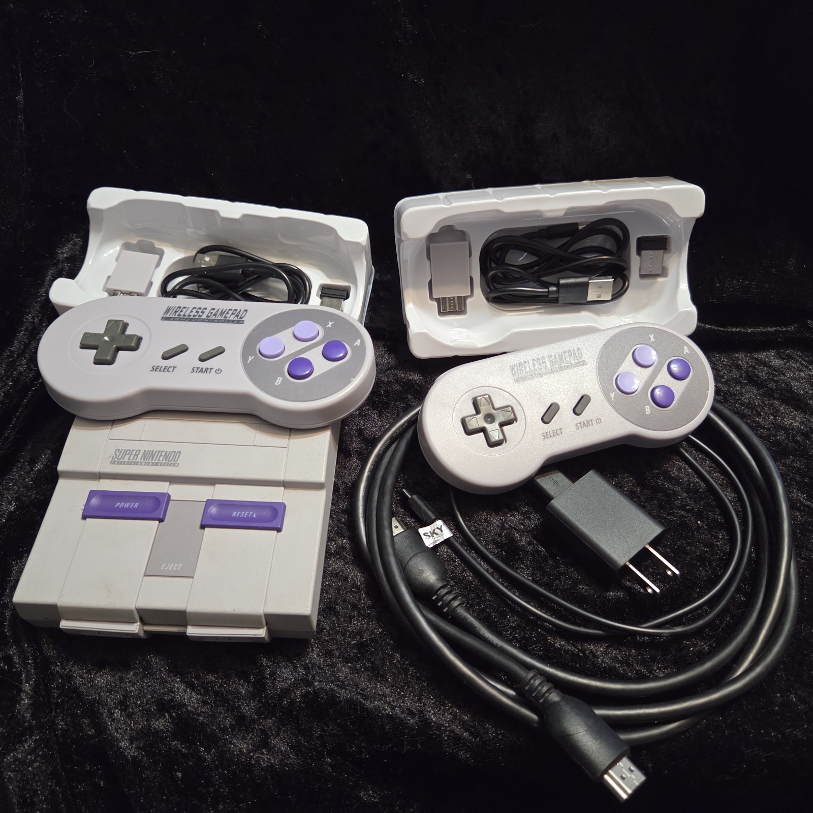 Super Nintendo SNES Mini Classic Console CLV-201 Cables 2- Cordless Controllers