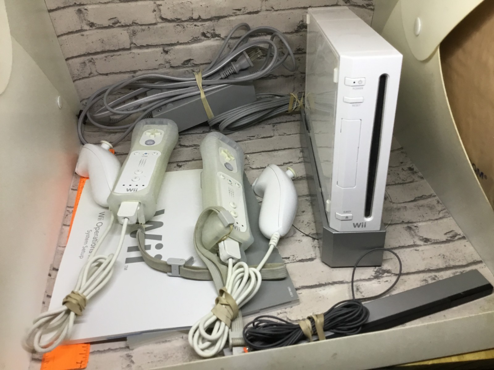 Nintendo Wii Game System Console with 2-REMOTES and game Bundle PLAYS GAMECUBE