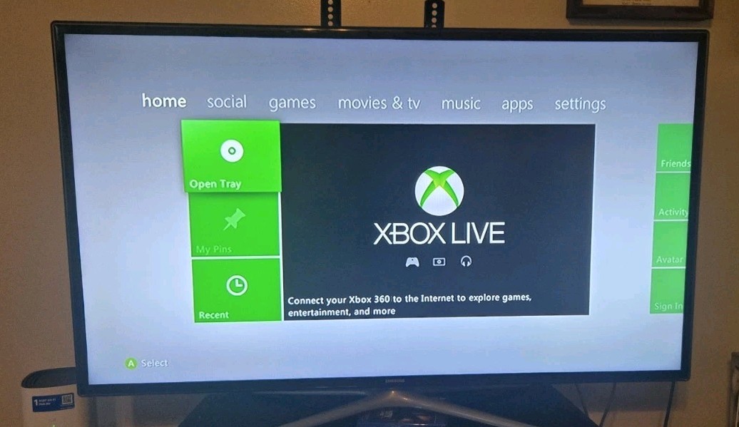 Microsoft XBox 360 HDMI Gaming Console Only *TURNS ON/ WONT READ DISCS*