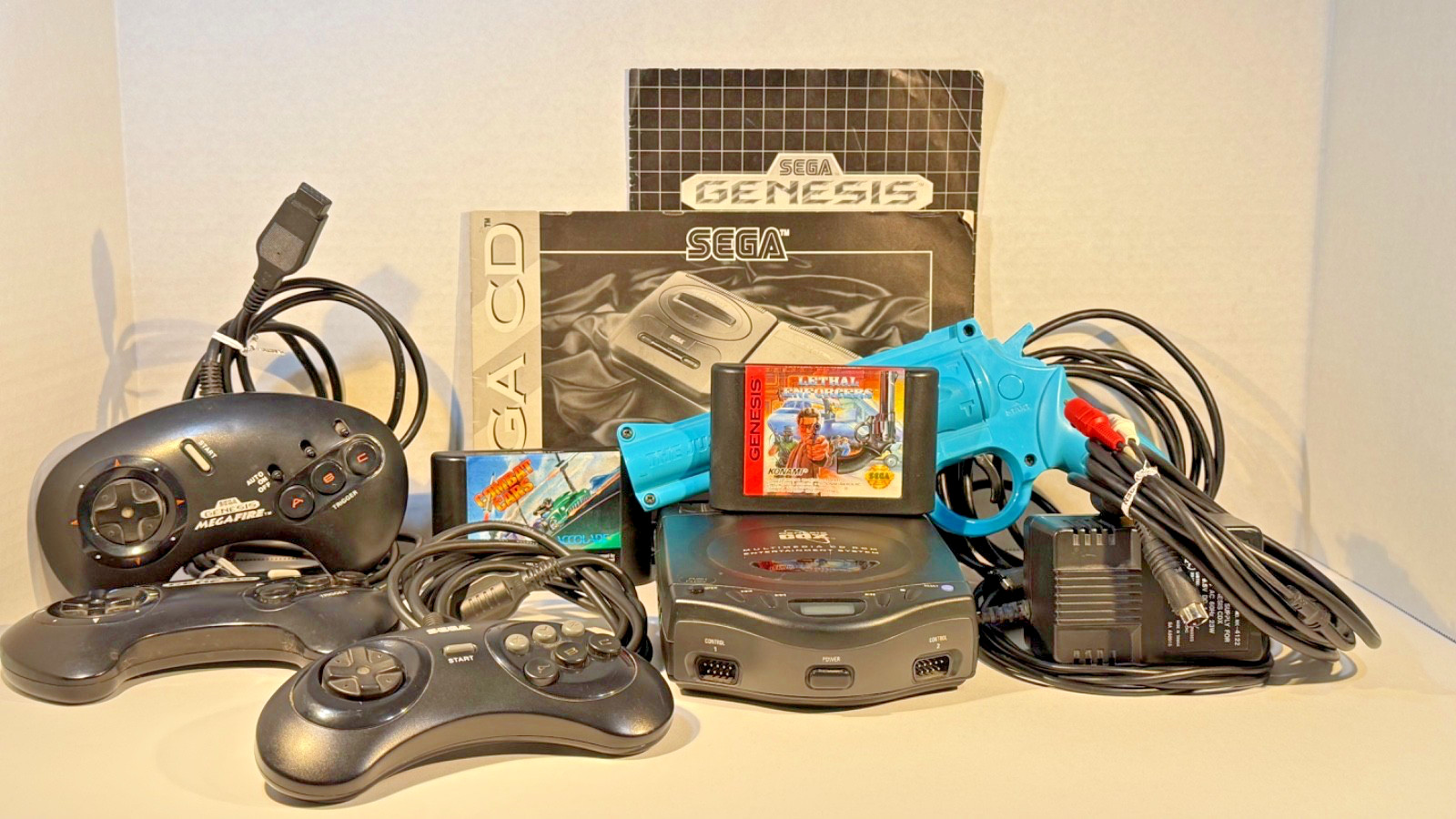 Sega Genesis CDX w/ 3 controllers, Konami light gun, 3 games-tested/works!