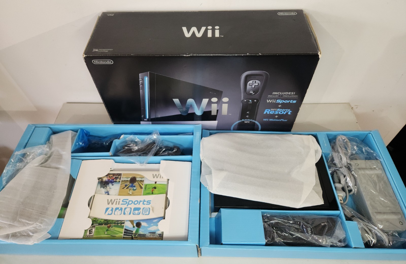 Nintendo Wii Black Console Bundle CIB w/ Wii Sports & Resort Complete in Box