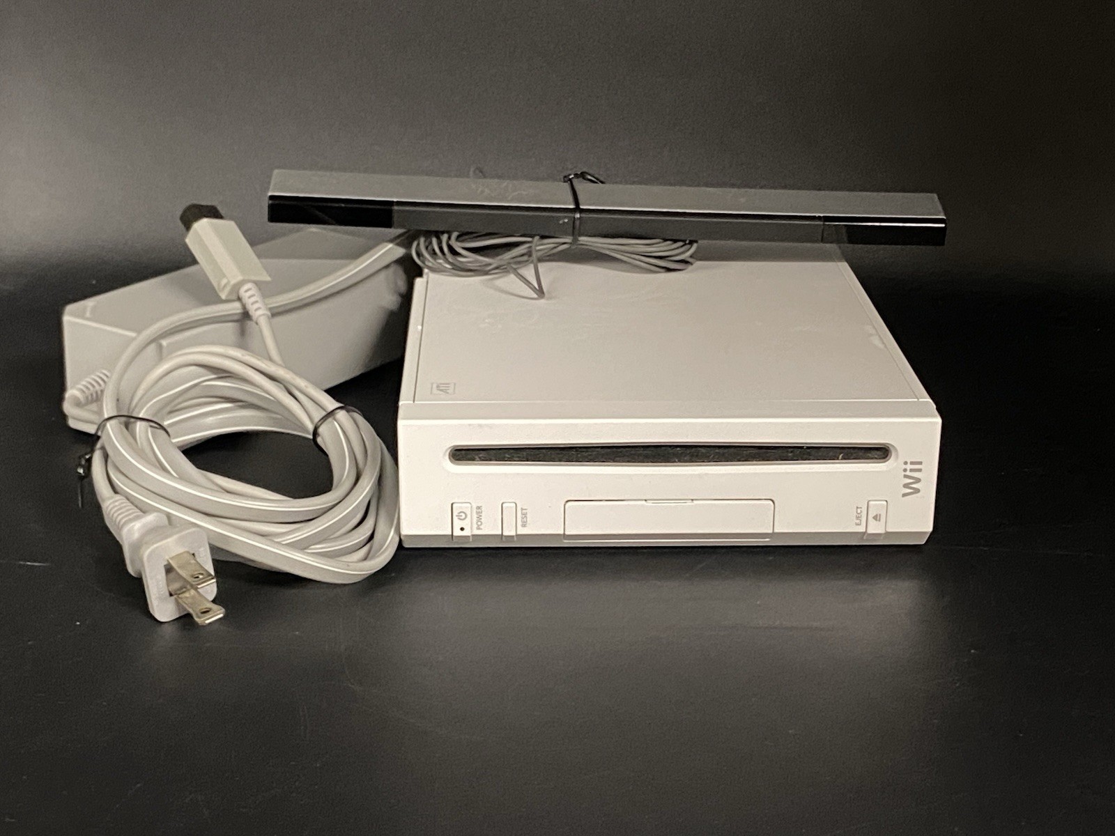Wii Console/Sensor Bar/Power Brick. Game Cube compatible. White/ Tested/Gamers