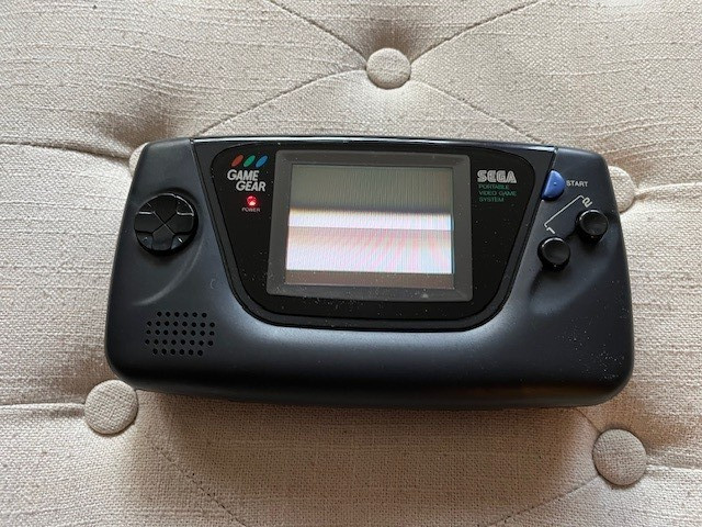 SEGA GAME GEAR CONSOLE (POWERS UP BUT W/LINES), 8 GAMES AND ACCESSORIES