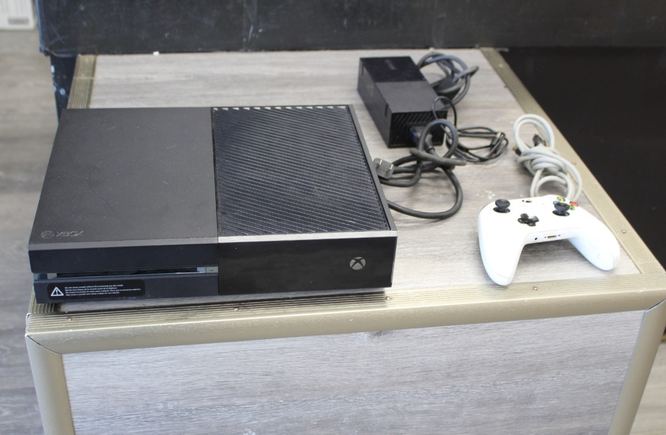 Microsoft Xbox One 500GB Console Original – Black with White Wiress Controller