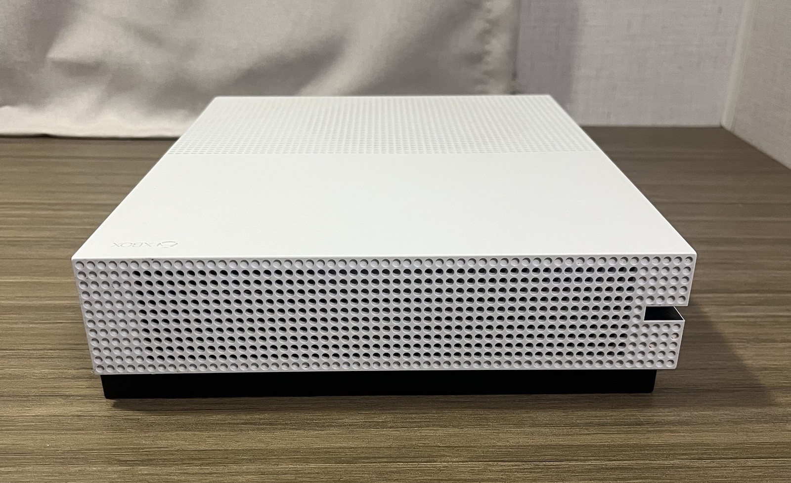 Microsoft Xbox One S 1TB Console Gaming System w/ Controller White 1681 Bundle