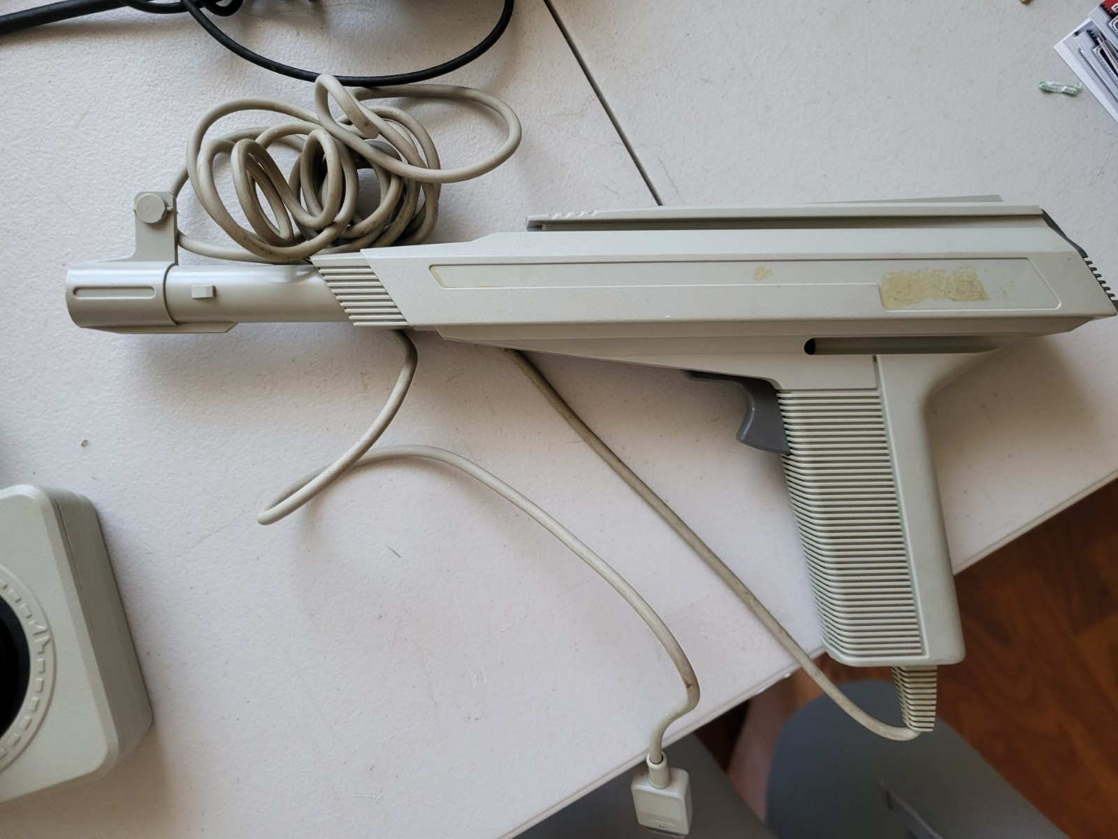 Atari XEGS Console w/ Keyboard, Joystick, Light Gun & Game – Tested & Working