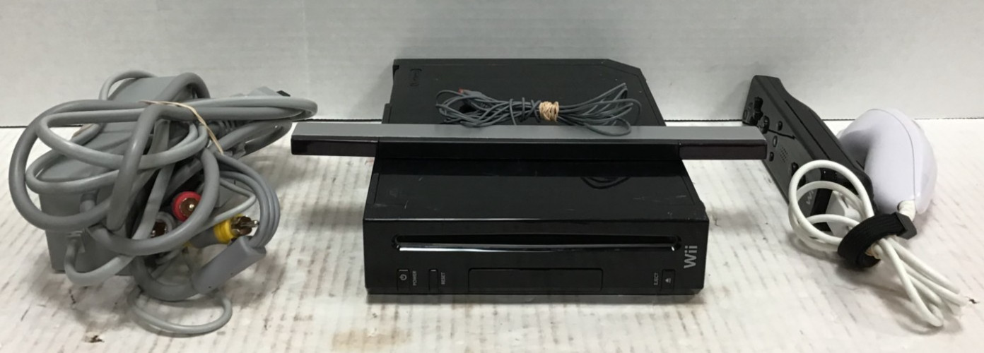 (MA3) Nintendo Wii RVL-001 Console – Black w/ Cables & Controllers