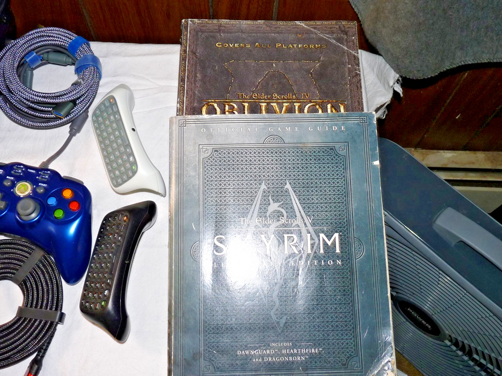 XBOX 360 E 500GB CONSOLE BUNDLE+15 GAMES+2 CUSTOM CONTROLLERS + EXTRAS PLZ L@@K