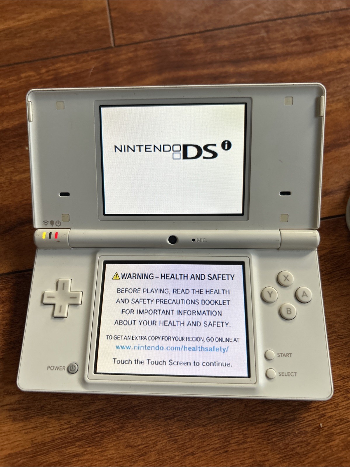Nintendo DSi White Handheld Console W/charger W/GAME NO STYLUS