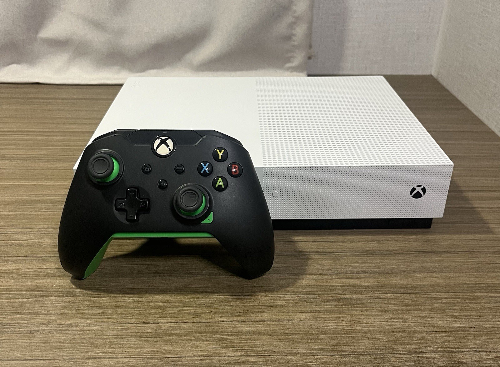 Microsoft Xbox One S 1TB Console Gaming System w/ Controller White 1681 Bundle