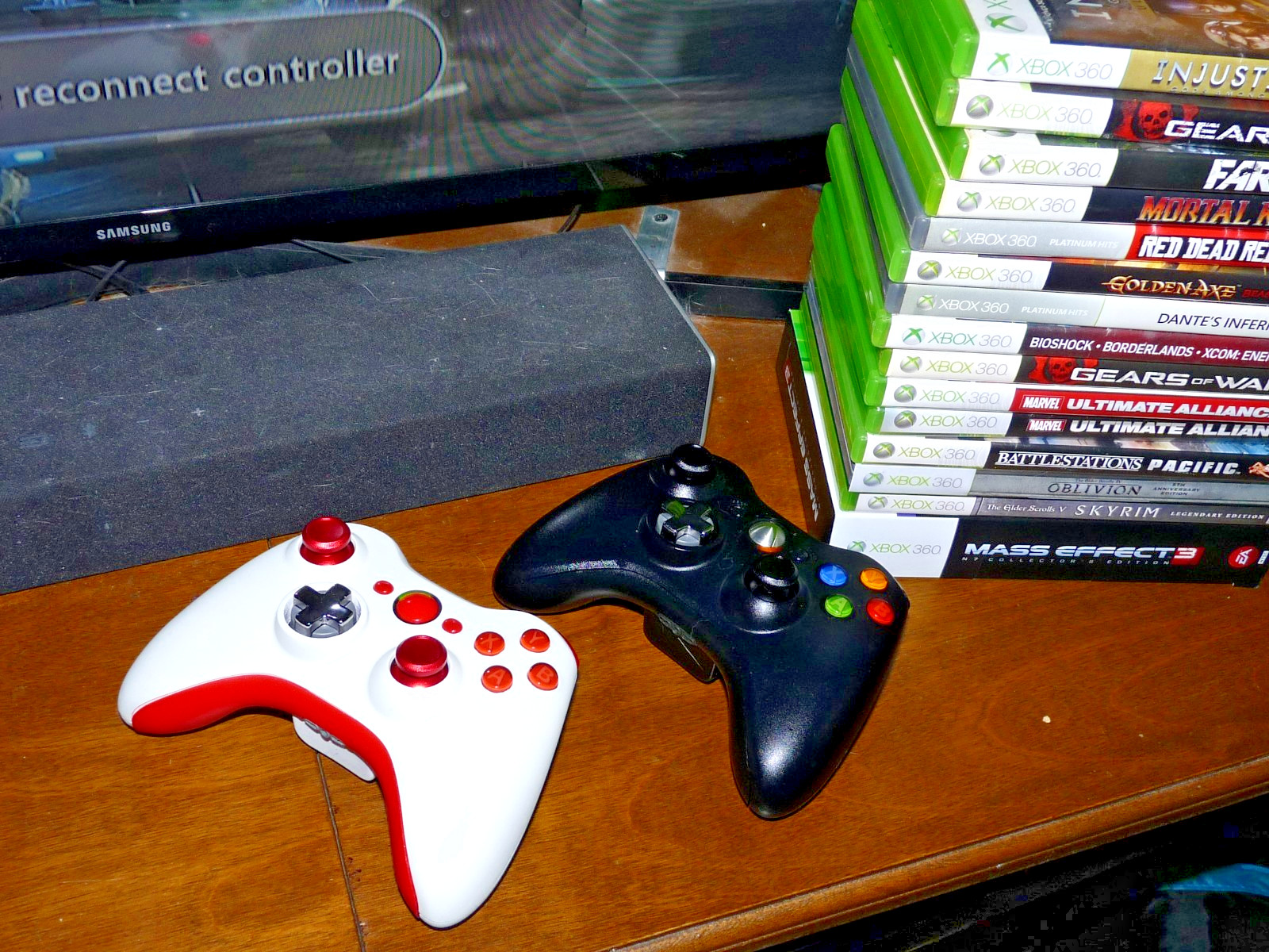 XBOX 360 E 500GB CONSOLE BUNDLE+15 GAMES+2 CUSTOM CONTROLLERS + EXTRAS PLZ L@@K