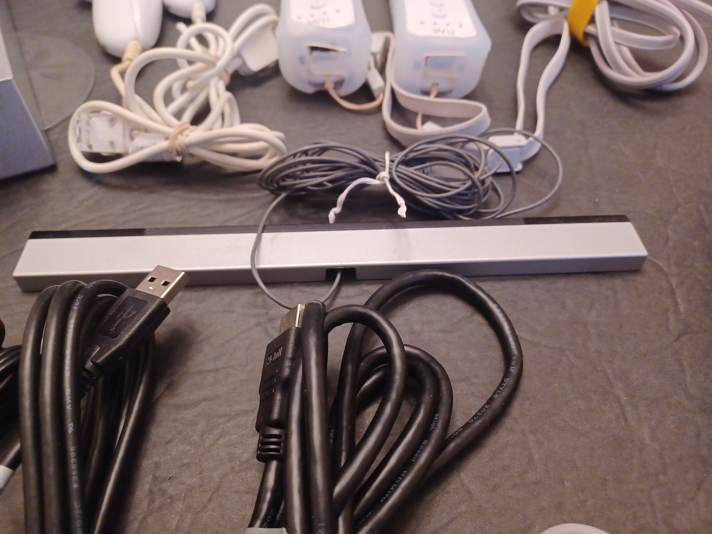 Wii Console RVL 001 W/2 Controllers/2-Nunchucks/BAR/Books TESTED & WORKING