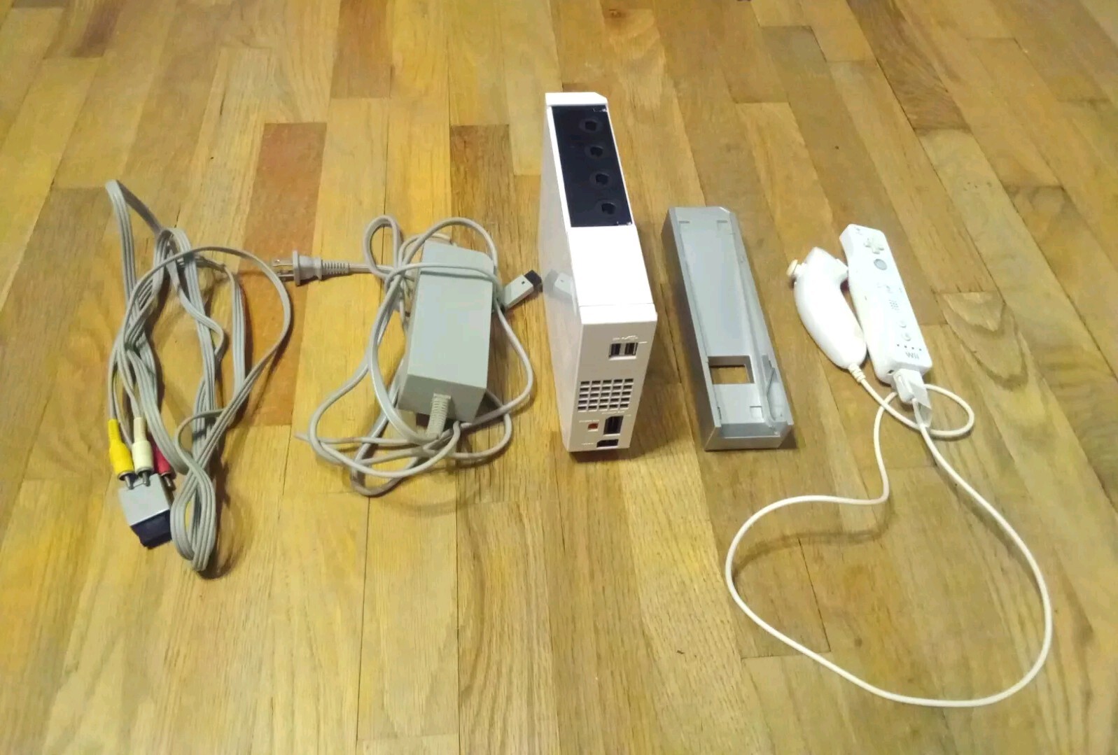 Nintendo Wii Console Bundle w/1 Remote + Chuk, White, Cords, NO ANTENNA