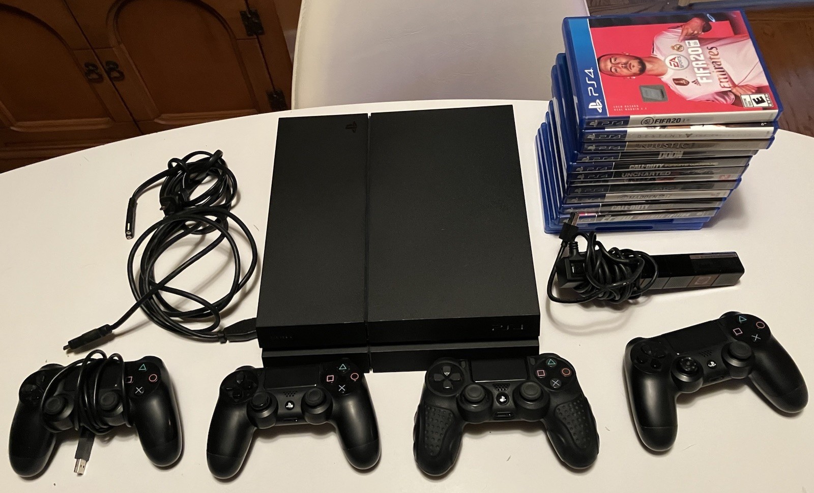 Bundle: Sony PlayStation 4 PS4 (CUH-1215A), 4 Controllers, Camera, 13 Games READ