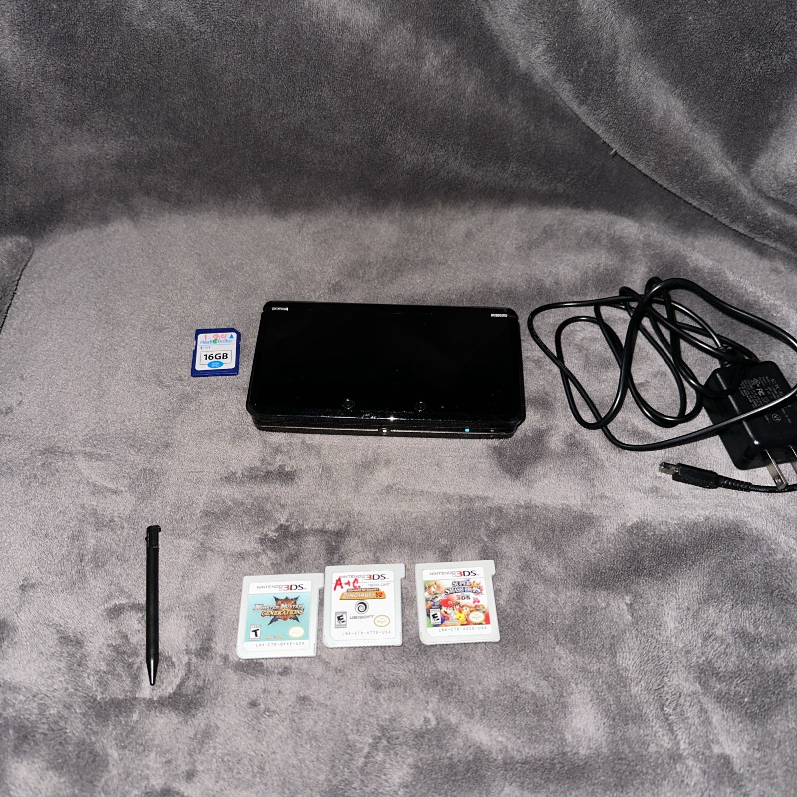 3DS PLUS 16 GB SD CARD WITH THREE Games