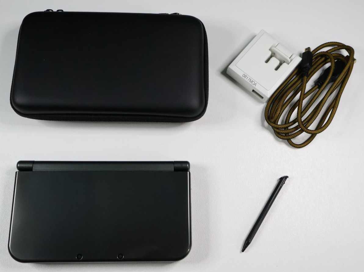 New Nintendo 3DS XL System – Black – Great Shape – Bundle – Tested/Works!