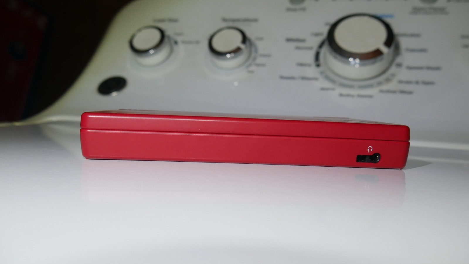 Nintendo DSi Console With Official Charger & Stylus (Very Good Condition / Red)