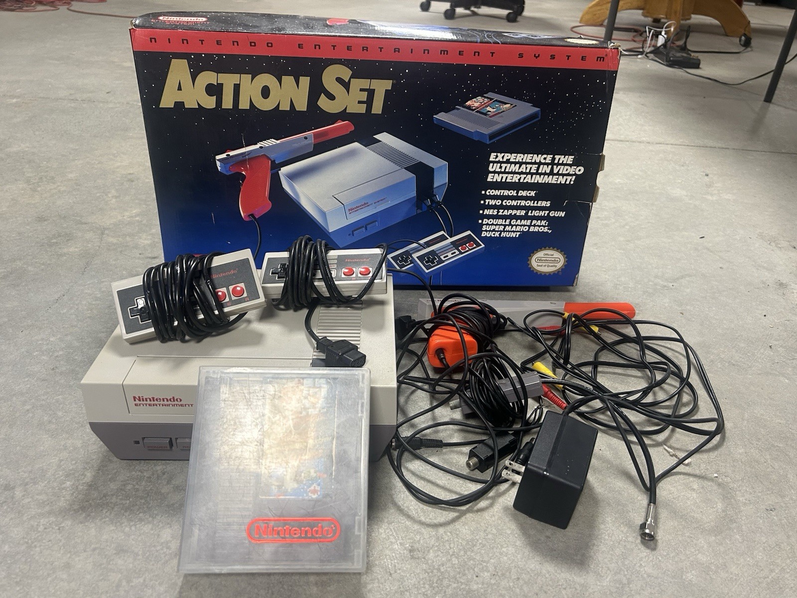Nintendo NES Action Set from 1990 in the original box!l NES Works!!