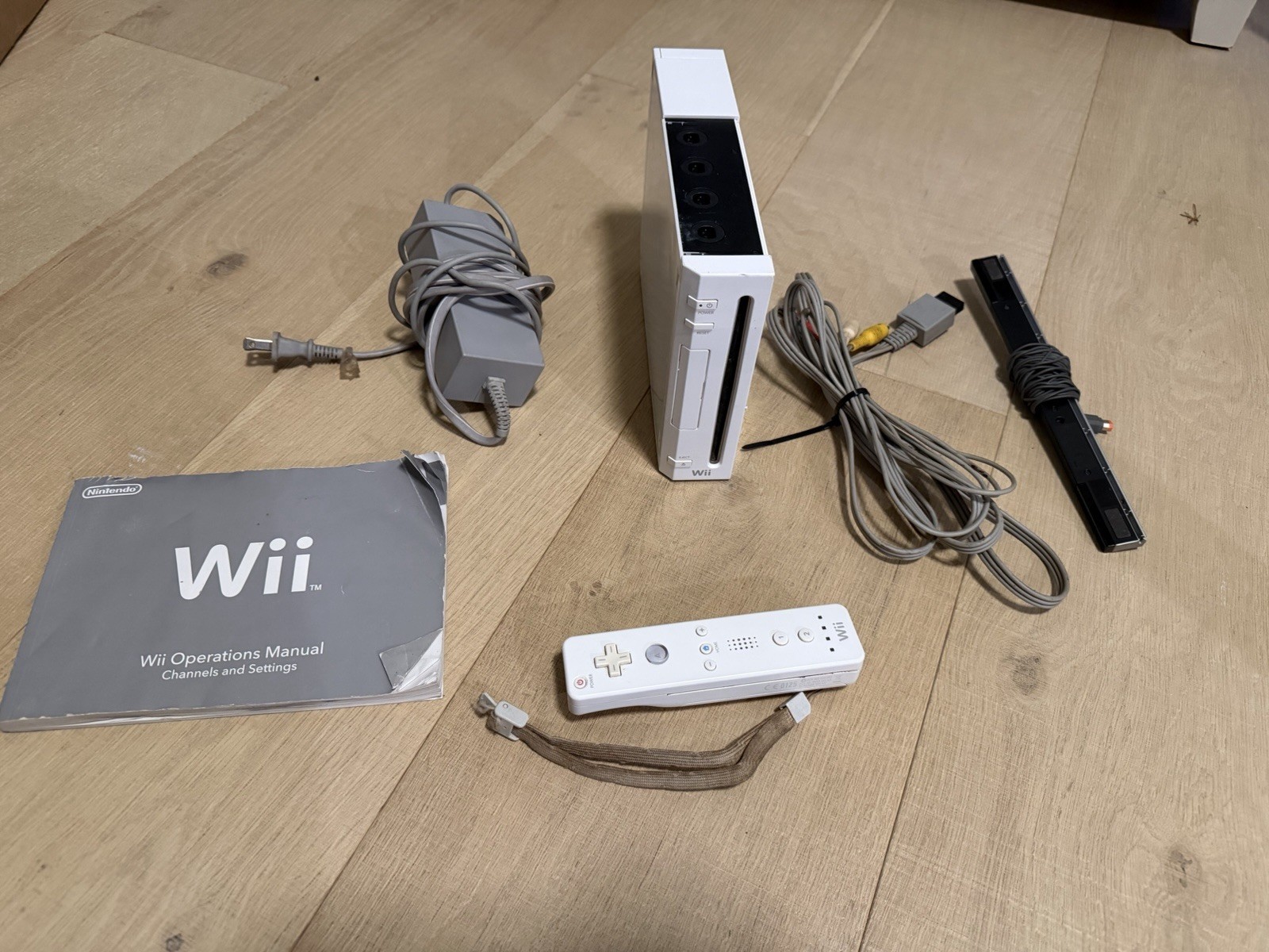 Nintendo Wii RVL-001 GameCube Compatible Tested 4 Digital Games See Pics