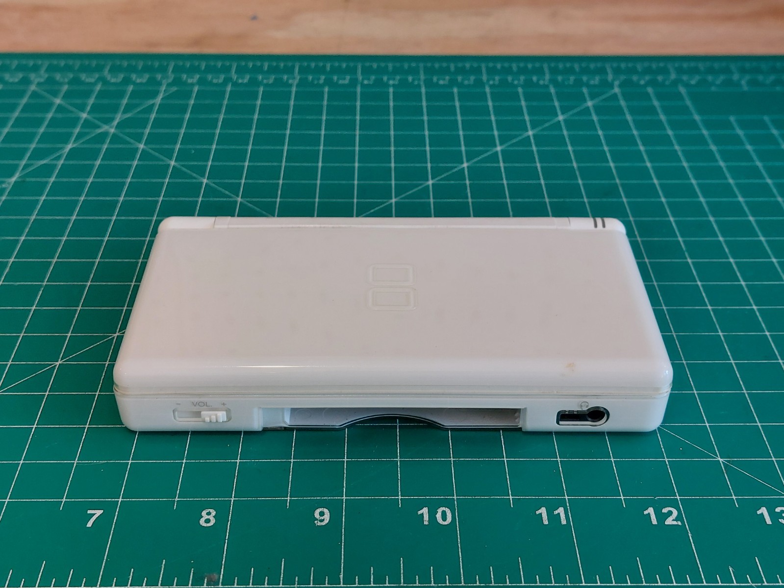 Nintendo DS Lite Handheld Console Polar White (USG-001) Broken for Parts Repair