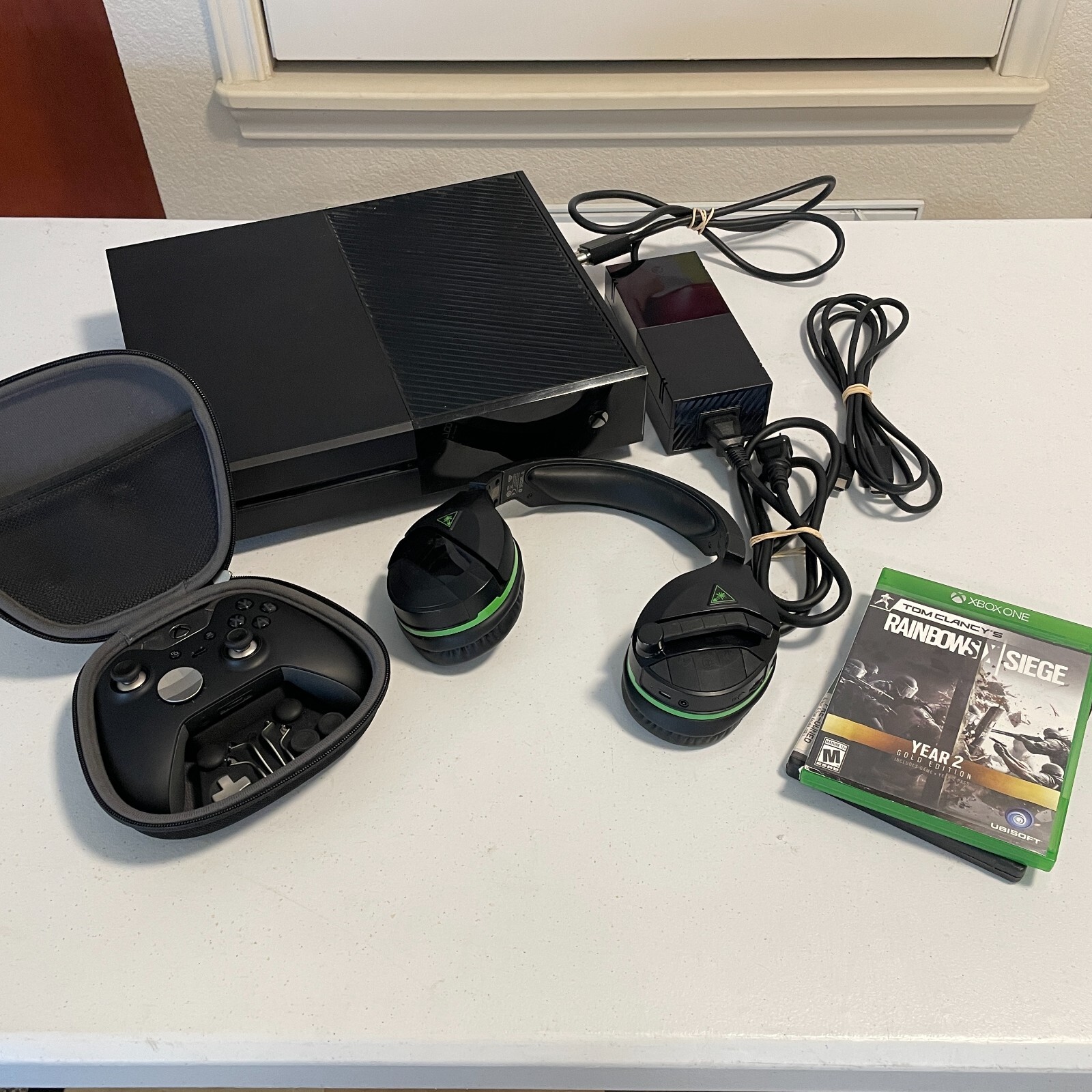 Microsoft Xbox One 500GB Console + Elite Series 1 Controller + Headset BUNDLE