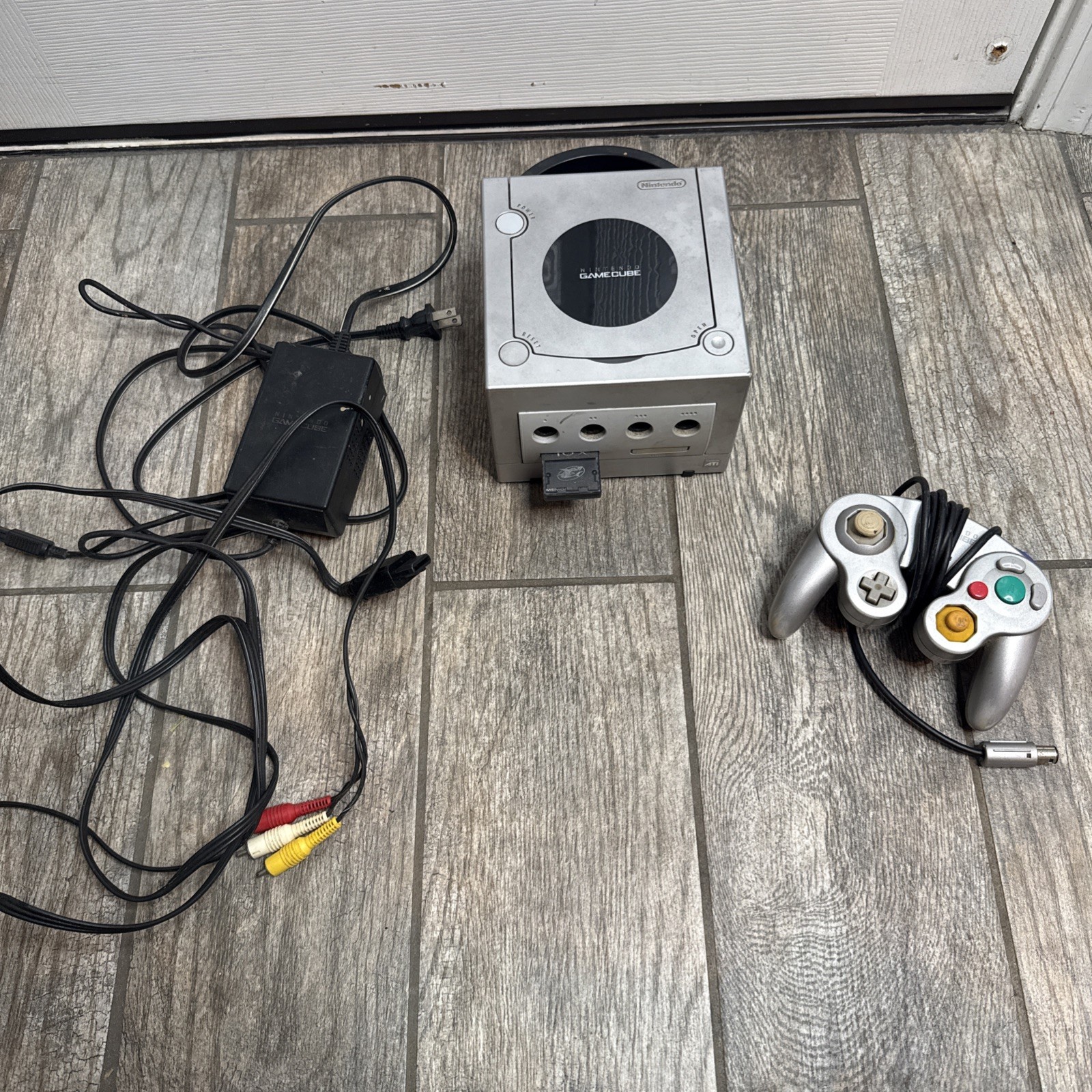 Nintendo GameCube Platinum Silver Console ONLY DOL-101 [FOR PARTS-ERROR MESSAGE]