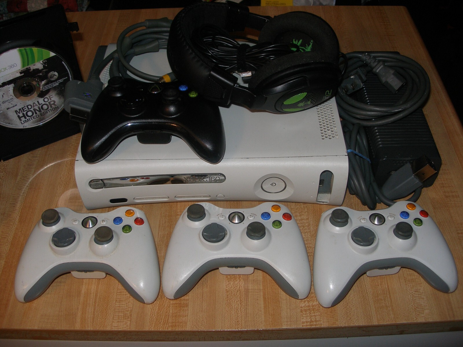 Xbox 360 Pro 20GB Console System w HDD + 4 controllers/cords/headset/game