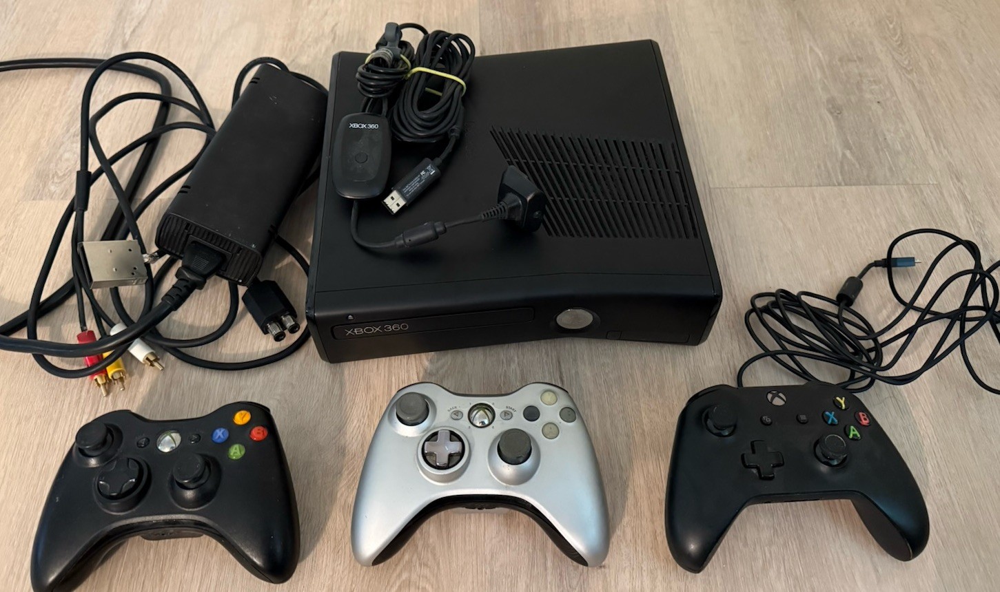 Microsoft Xbox 360 Slim Model 1439 250GB Matte Black Console W Cords/Controllers