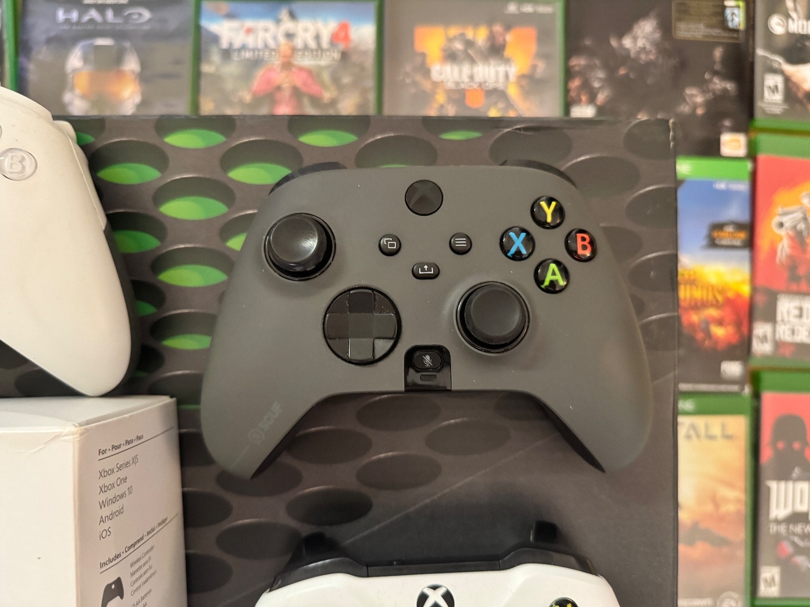 Xbox One Series X + 4 Controllers + 28 Games