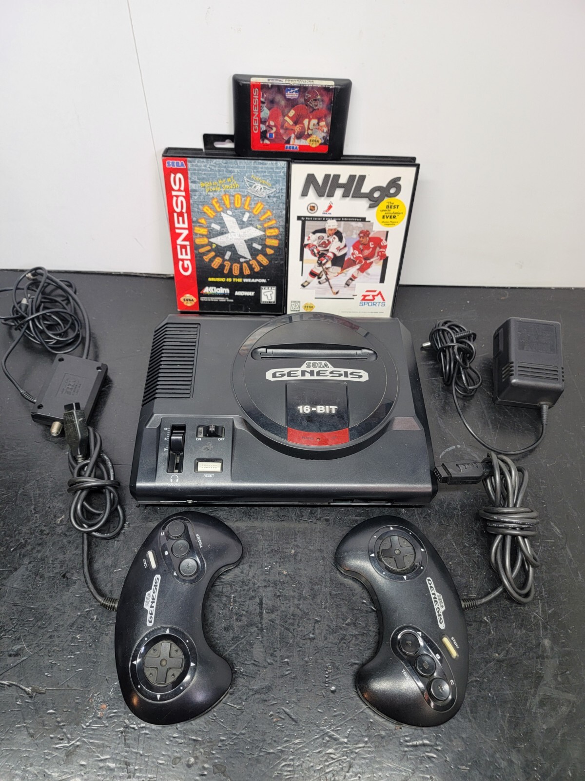 Original SEGA GENESIS Console MK-1601 System 2 Controller Games Rf Switch Bundle