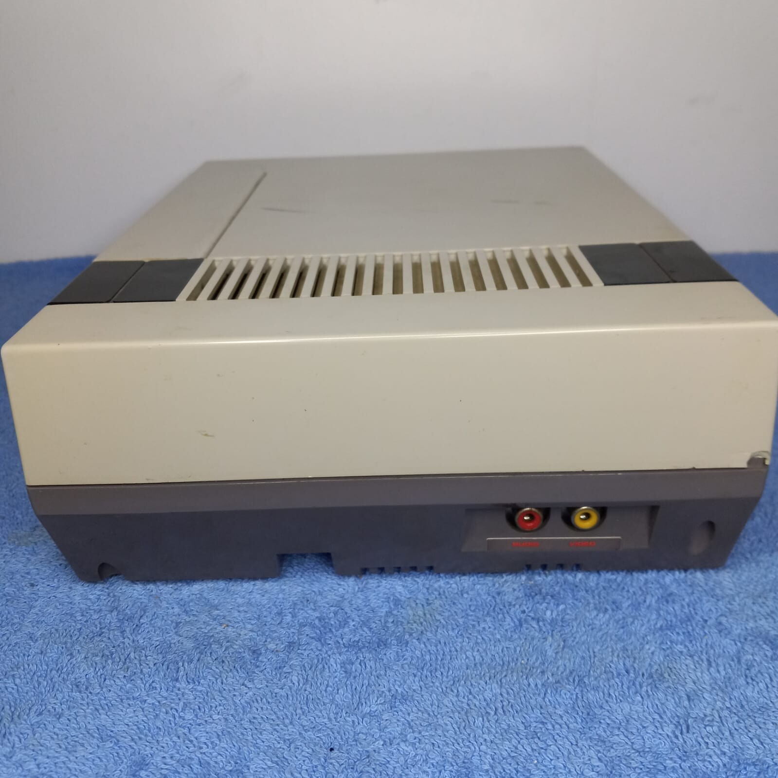 Nintendo NES Action Set Home Console – White/Gray + 2 Controllers + Golf Game