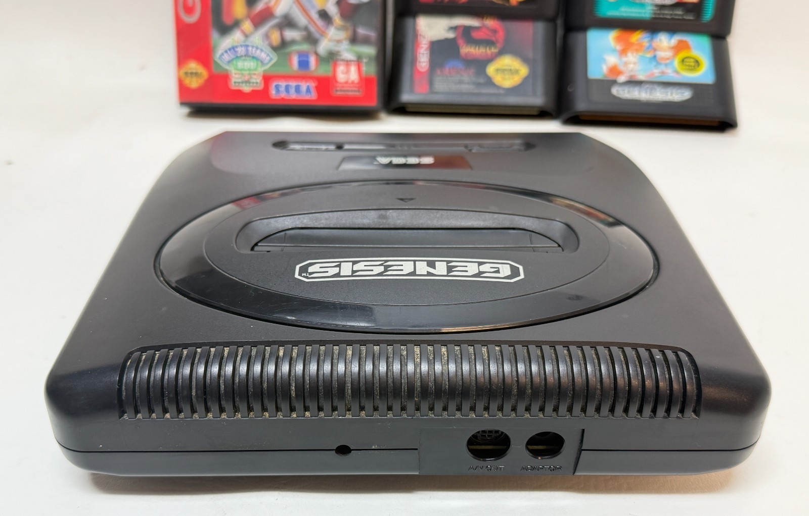 Sega Genesis Model 2 Console MK-1631 Bundle 5 Games Sonic 2 SFII – POWERS ON