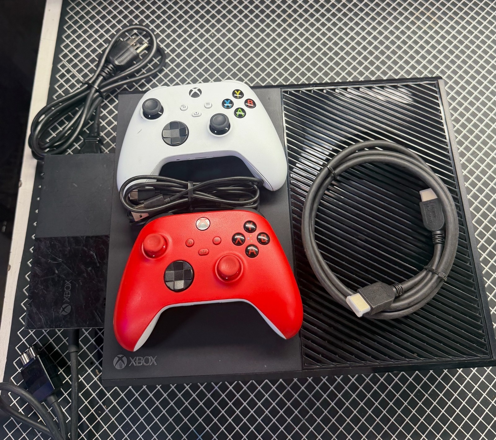 Xbox One Model 1540 Black – Tested Power Adapter 2 Controllers 365gb