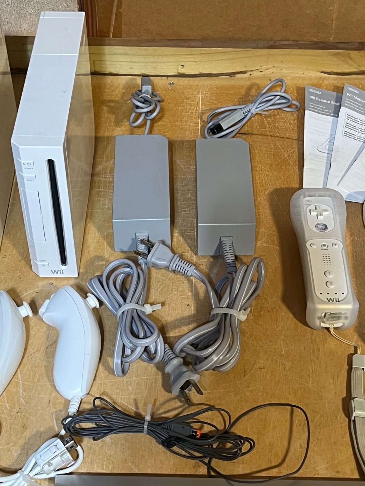 HUGE Nintendo Wii Console Lot Controllers Games Wiimotes Nunchuks CLEAN UNTESTED