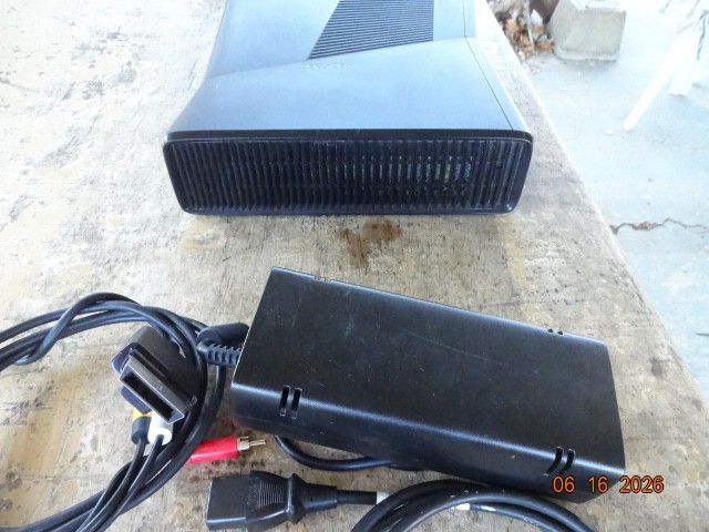 microsoft xbox 360 s 1439 console