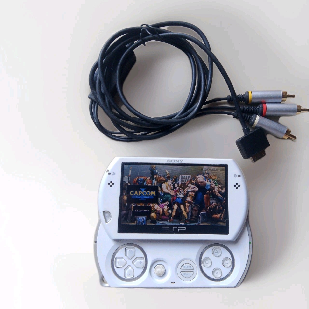 Sony PSP GO console White ( Rare) + Av Cable Sony