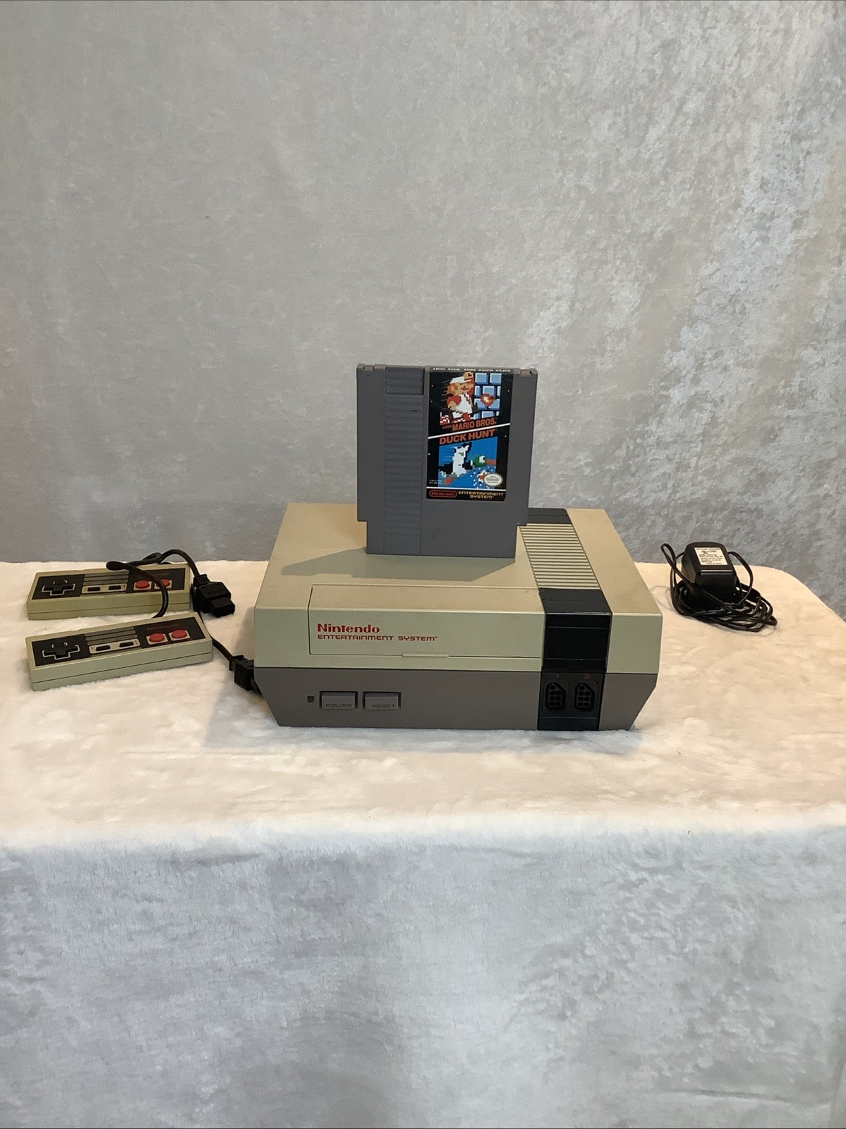Nintendo Entertainment System Cons+ 2 Controllers + Super Mario Bros./ Duck Hunt