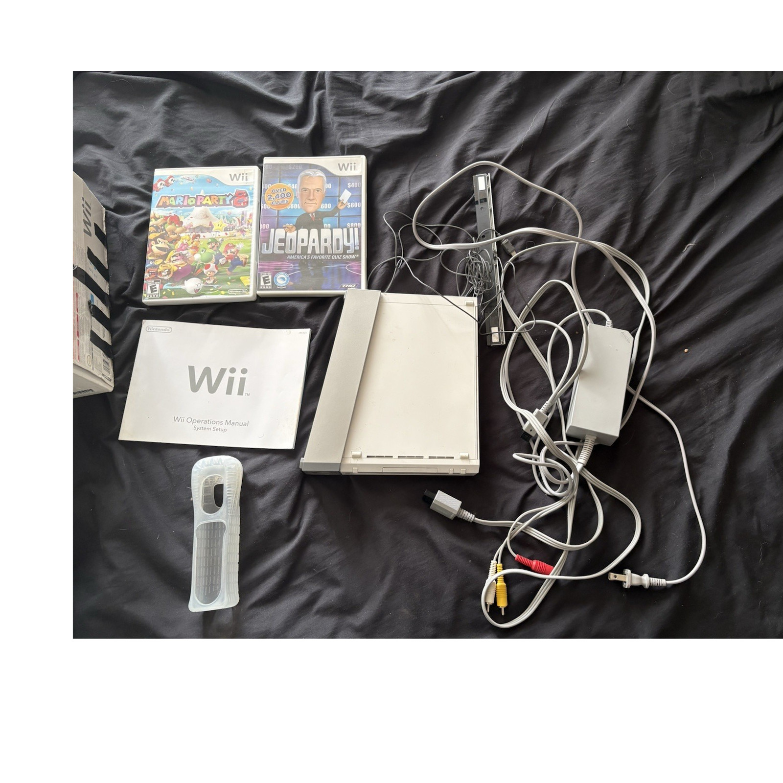 Nintendo Wii Console White Motion Control w/ Jeopardy & Mario Party Wii Games