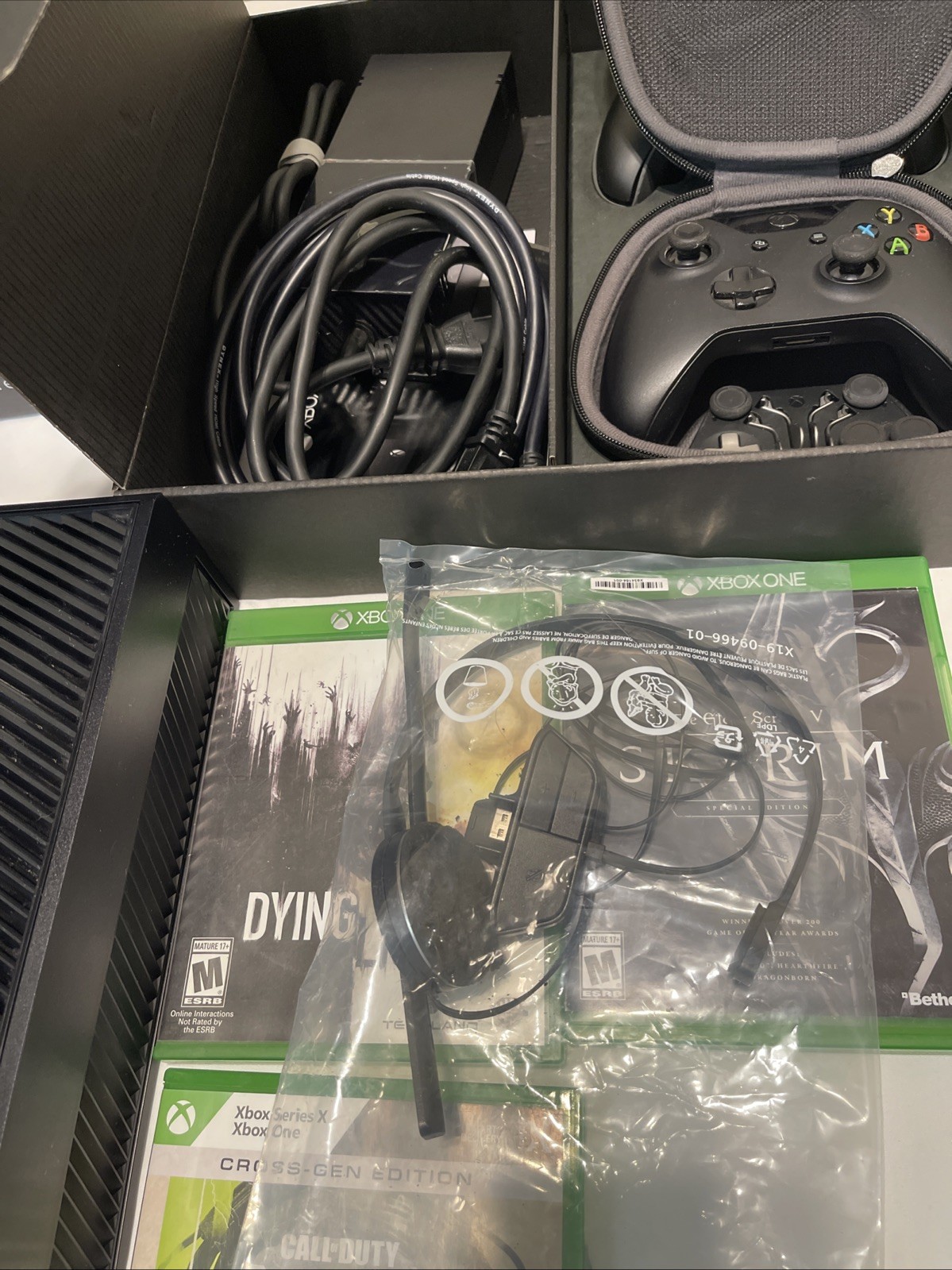 Xbox One Elite 1TB Console Bundle CIB Elite Controller 2 Controllers 3 Games
