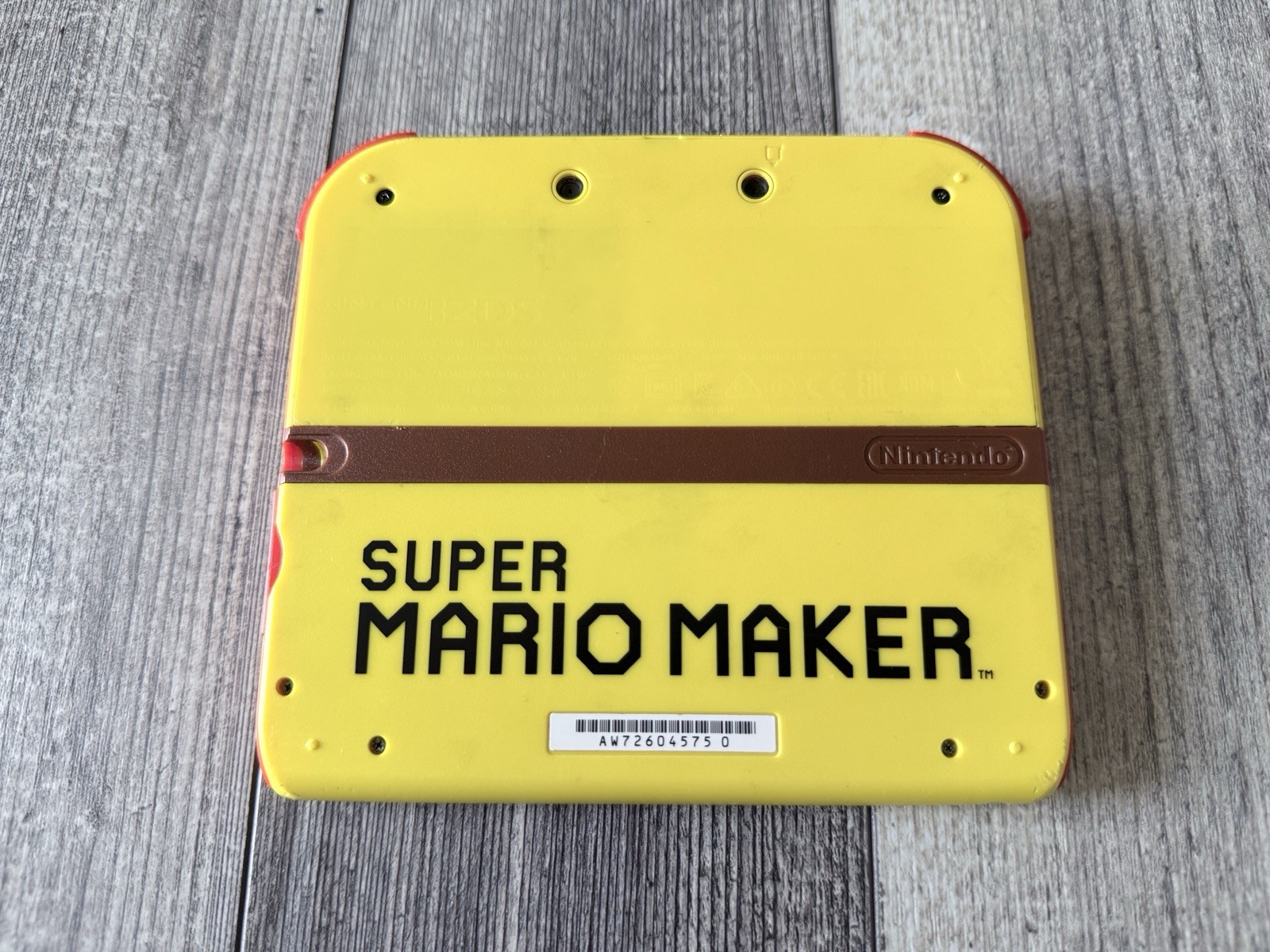 Nintendo 2DS Super Mario Maker Edition 2Gb sd Yellow/Red Wi-Fi Charger And Game