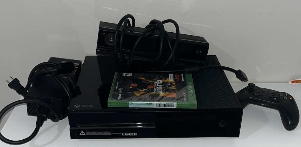 Microsoft Xbox One Bundle – Kinect, Controller, Power Supply, Sealed black ops 4