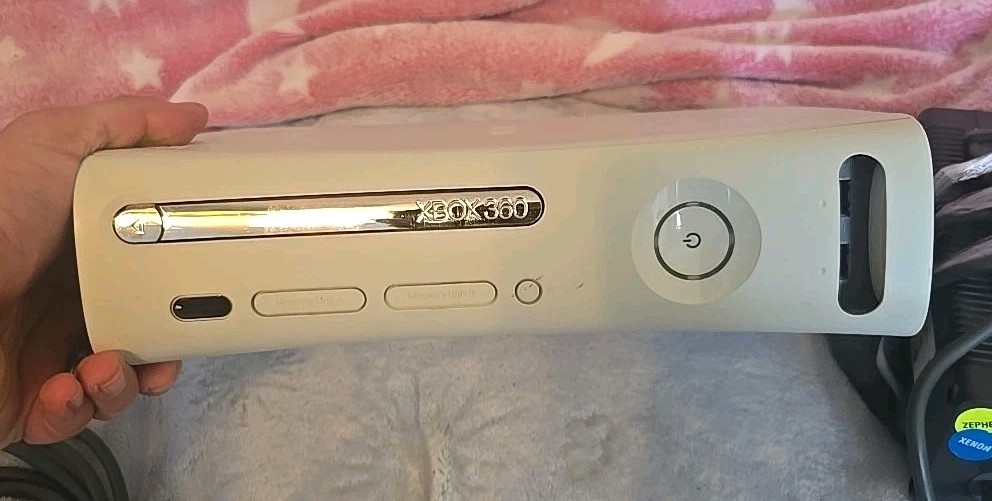 Microsoft XBox 360 HDMI Gaming Console Only *TURNS ON/ WONT READ DISCS*
