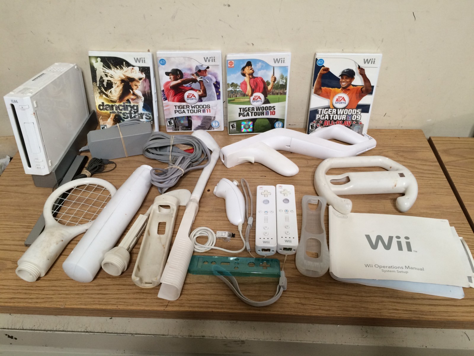 Nintendo Wii RVL-001 Game System Bundle w/Games, & Lots of Accessories Golf