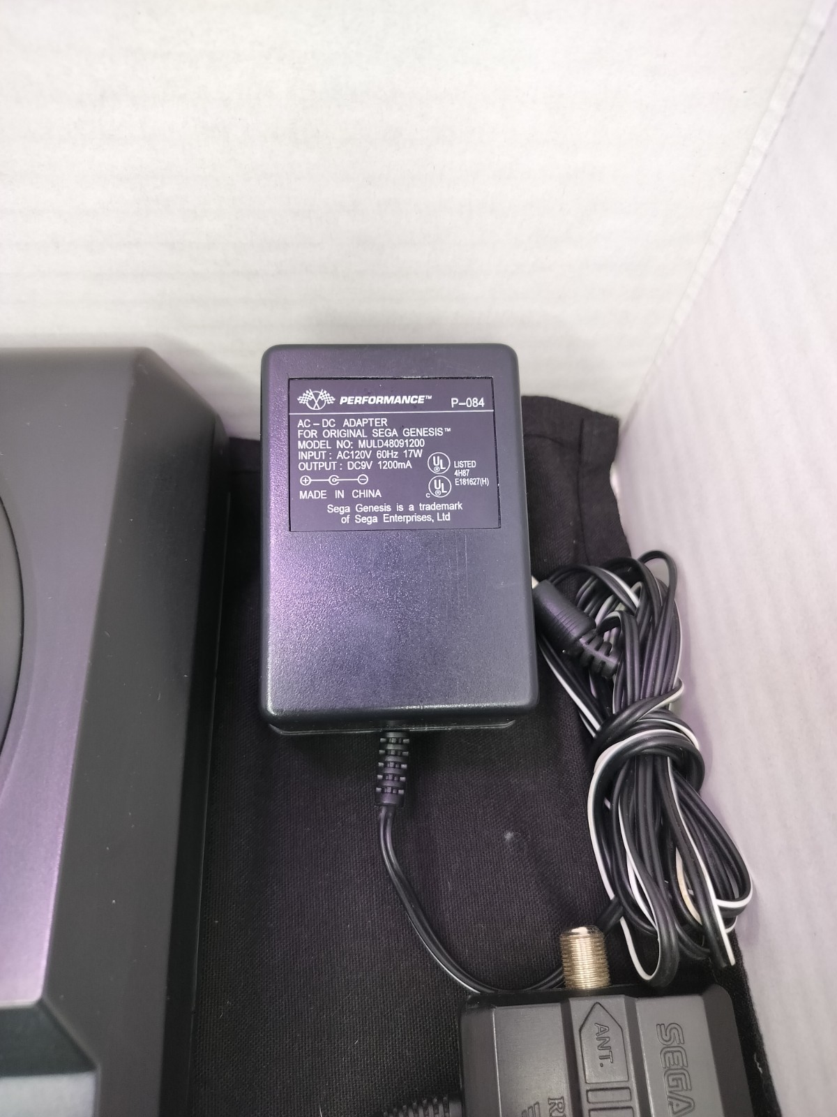 Sega Genesis Model 1601 Console w/ controller AS-IS READ