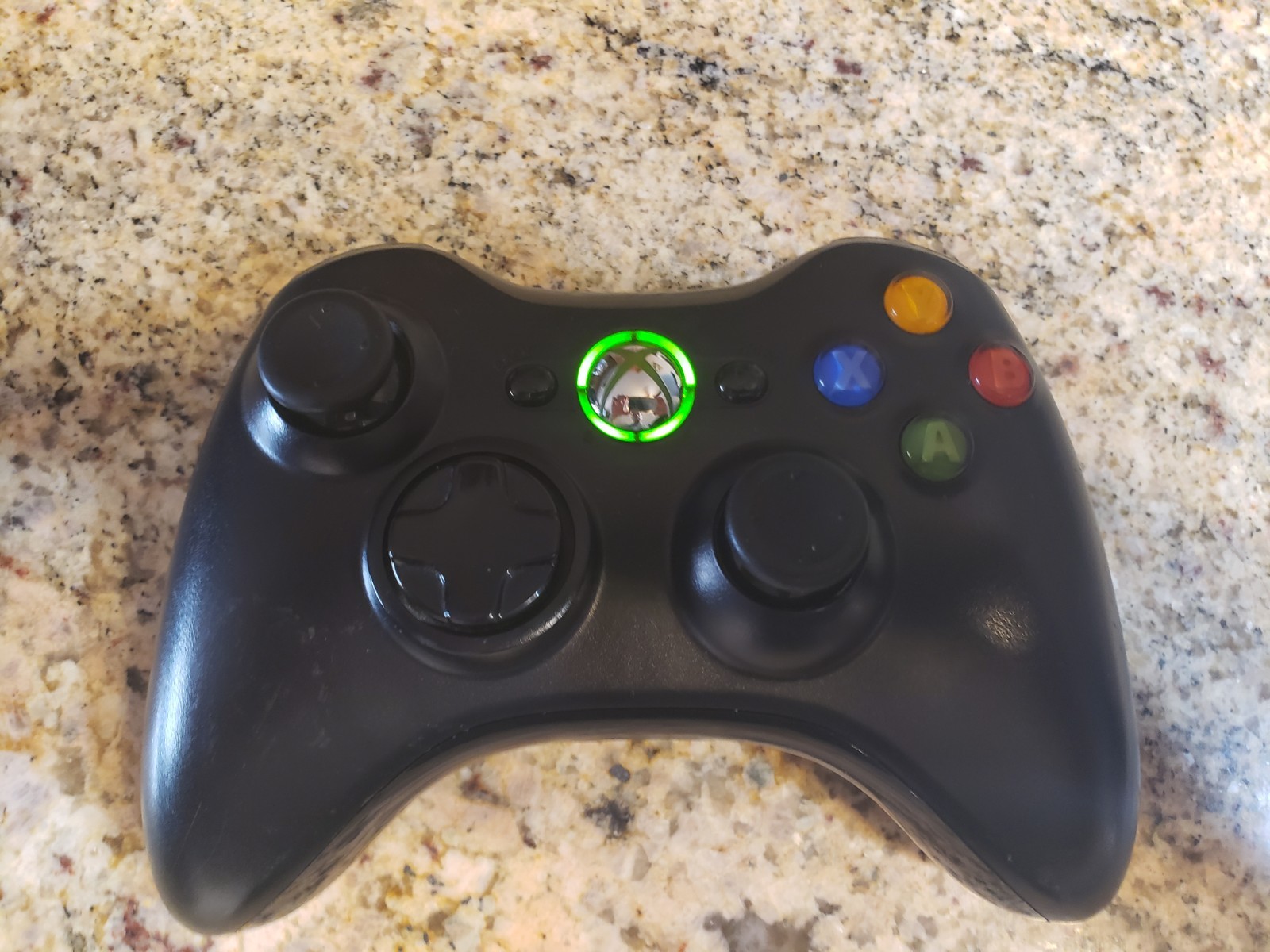 Xbox 360 E Console Model 1538 4GB – Bundle: Controller, Power Supply, Game