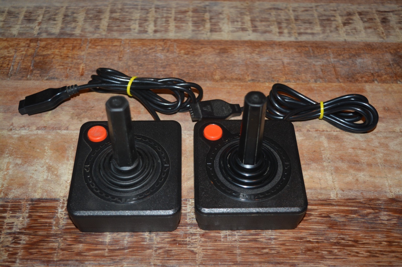 Atari 7800+ Console Wireless Controller HDMI + 10 Games Manuals + 3 controllers