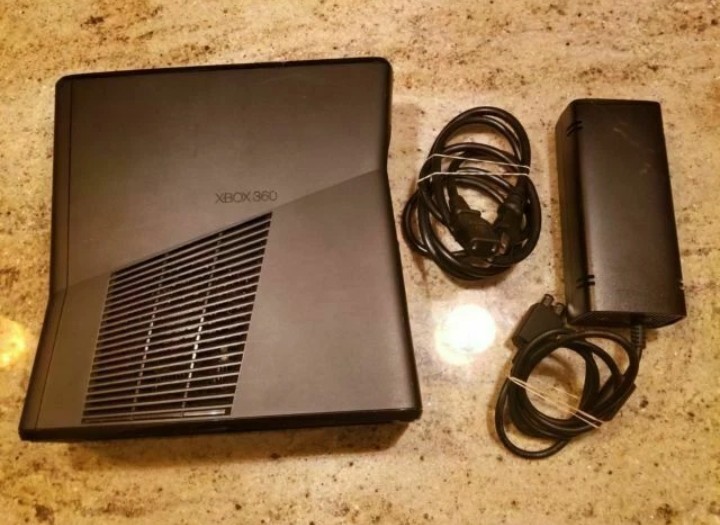 Xbox 360 250 gig internal 2 controllers included with power and HDMI cables